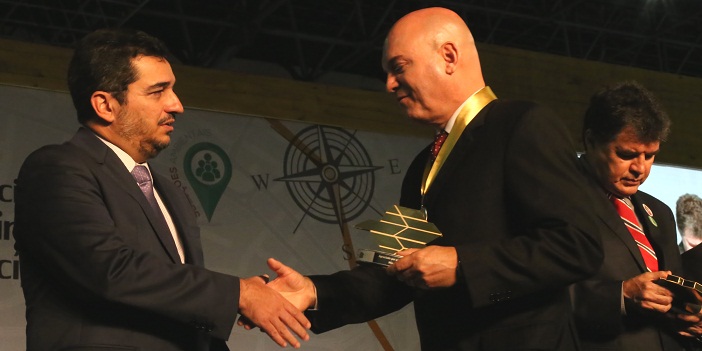 Por se destacar na defesa da causa municipalista, o presidente do Tribunal de Contas do Estado de Minas Gerais (TCEMG), conselheiro Cláudio Couto Terrão, recebeu a comenda especial das mãos do presidente da AMM, Antônio Andrada (Foto: Karina Camargos Coutinho)